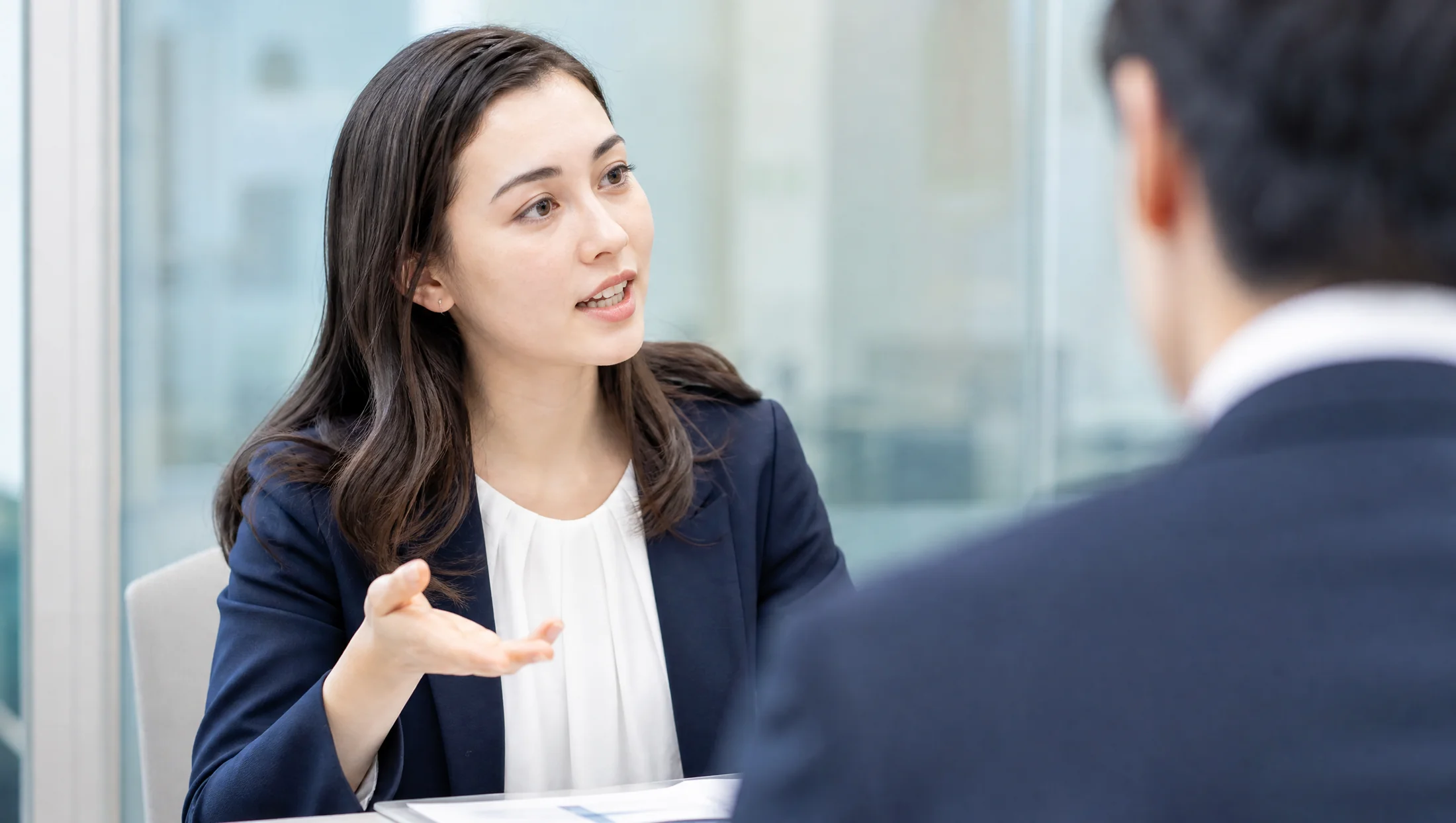 相談者へ説明する担当者