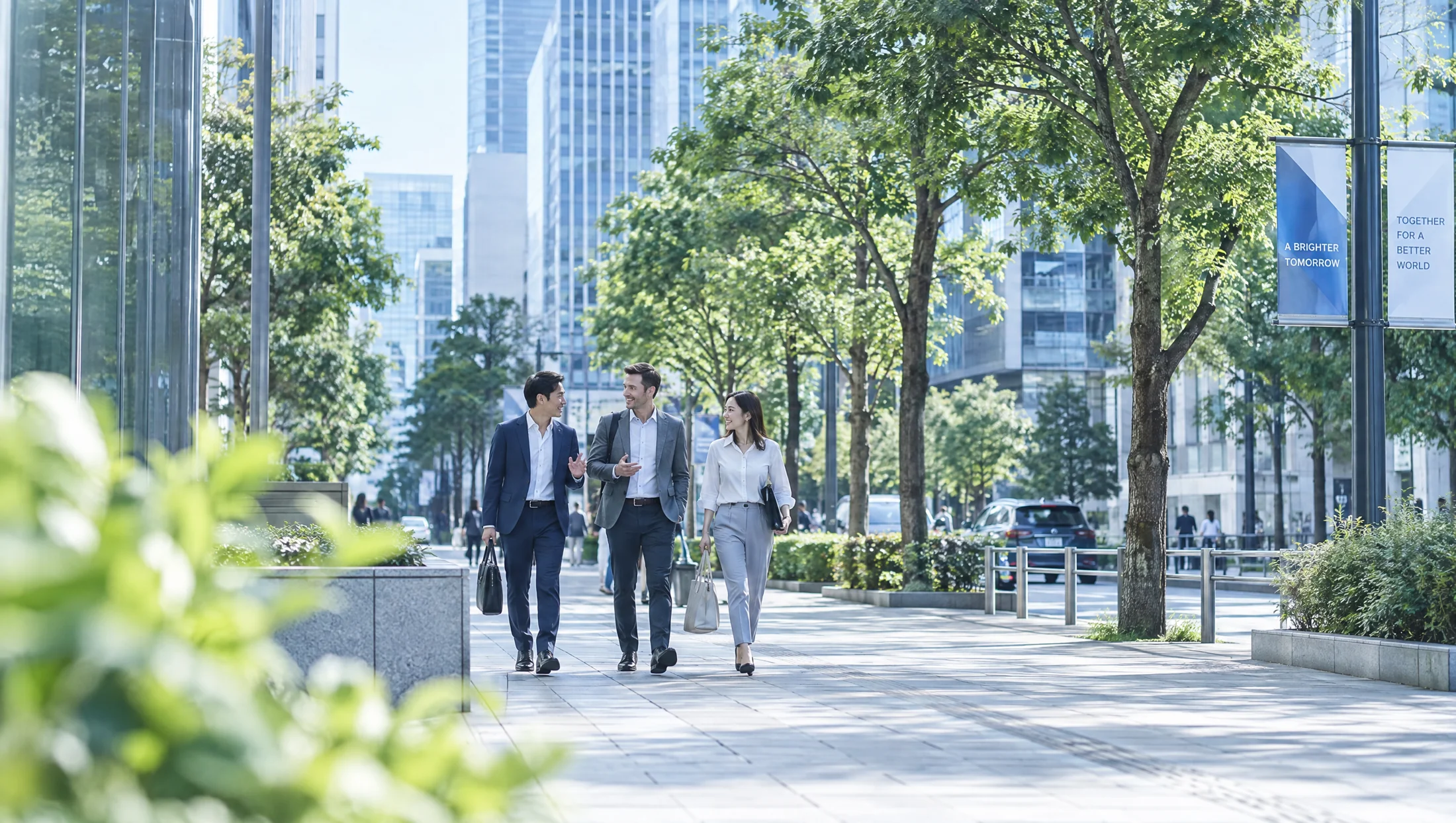 緑のある街を歩く人々